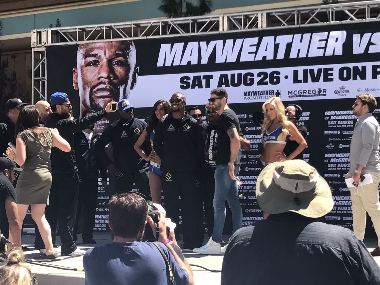 Badou Jack e Nathan foram os primeiros lutadores a aparecer no evento. A dupla lutará pelo cinturão dos meio-pesados - Jorge Corrêa/UOL