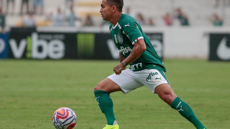 Dudu carrega bola durante jogo do Palmeiras - Marcello Zambrana/AGIF
