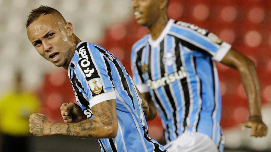 Meia-atacante abriu placar com um golaço e ainda fez o segundo gol do Grêmio, na etapa final - REUTERS/Jorge Adorno