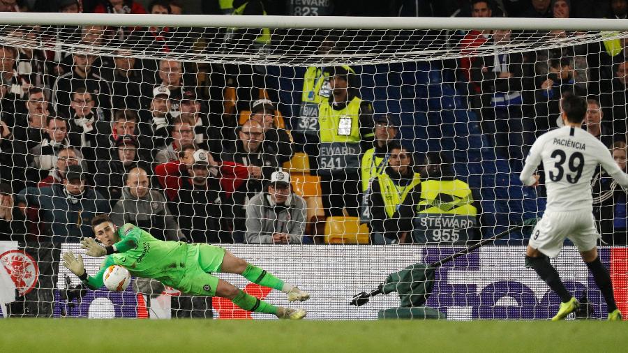 Kepa Arrizabalaga pegou duas cobranças de pênalti do Eintracht Frankfurt e garantiu o Chelsea na final da Liga Europa - John Sibley/Reuters