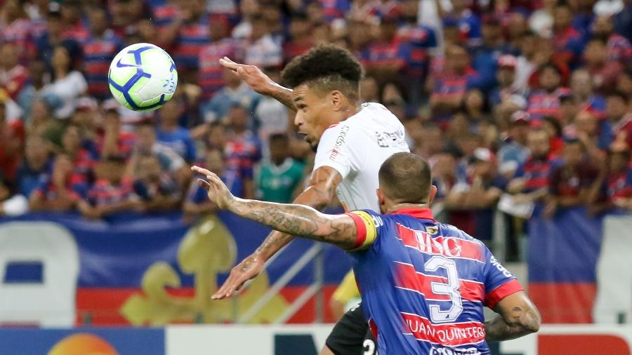 Volante Junior Urso disputa bola com Quintero durante partida entre Fortaleza e Corinthians no primeiro turno - Pedro Chaves/AGIF