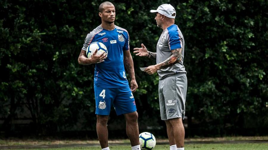 Sánchez conversa com Sampaoli durante treino do Santos - Ivan Storti/Santos FC