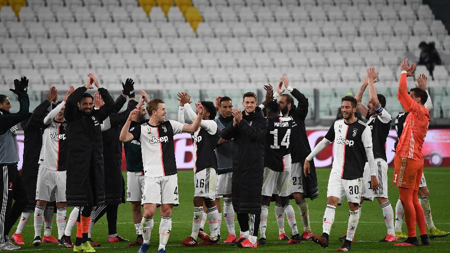 Jogadores da Juventus aplaudem o estádio vazio depois da vitória sobre a Inter - Vincenzo Pinto/AFP