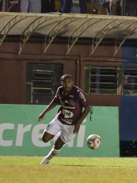 Leo Tilica, jogador do Caxias, foi alvo de injúrias raciais durante partida ontem (9) à noite - Divulgação/Caxias