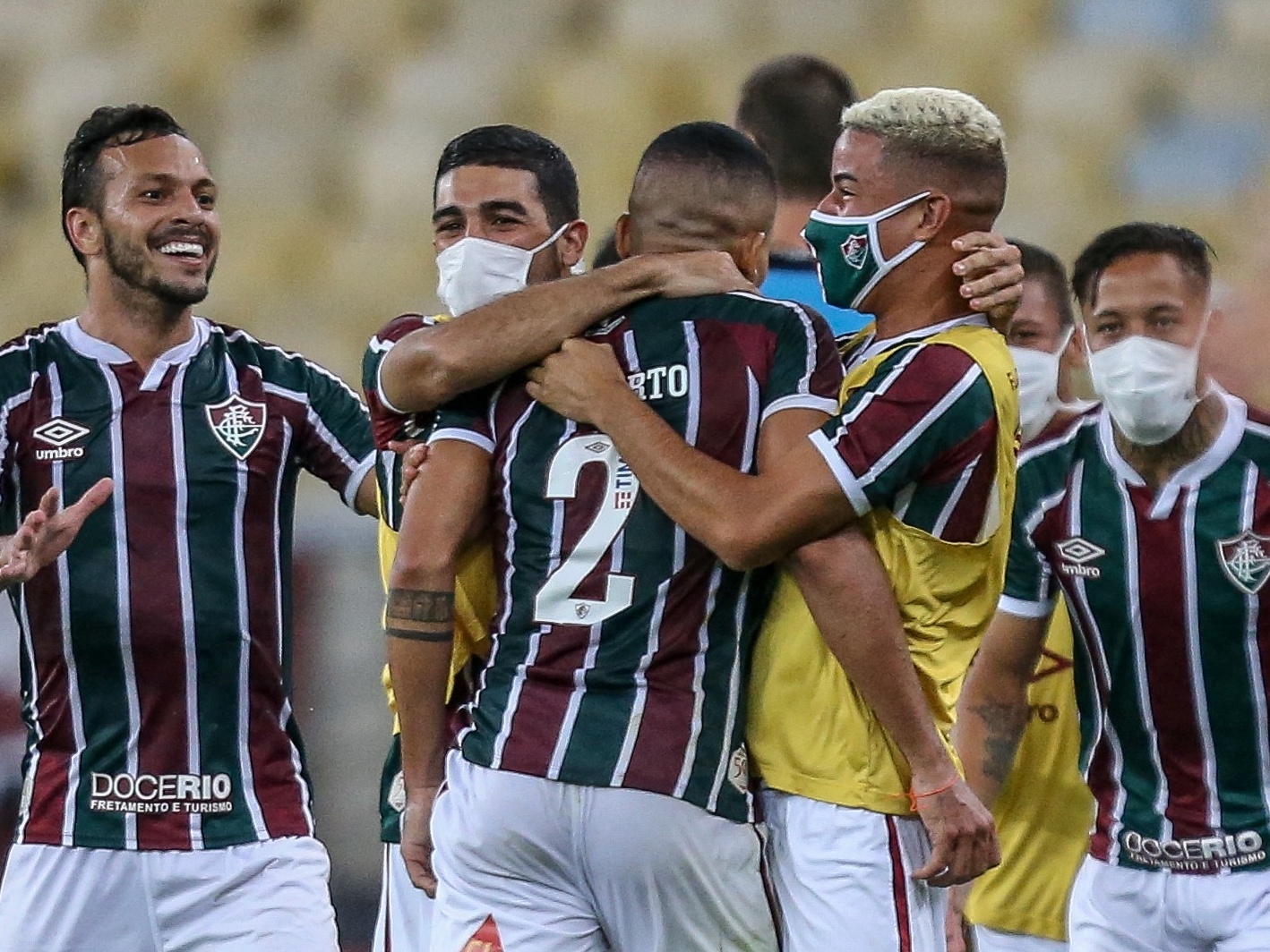 Em jogo quente, Fluminense marca no fim e vence o Flamengo