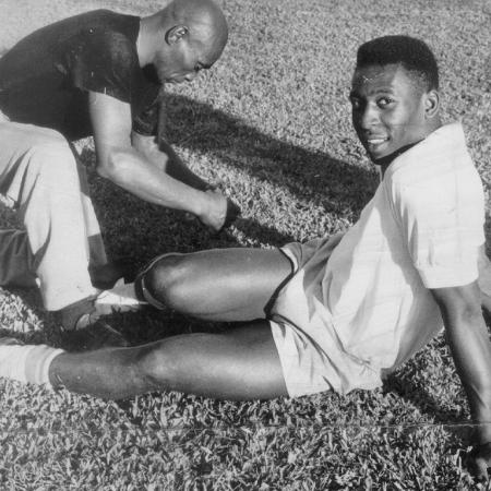 Pelé recebe massagens de Mário Américo em foto de 18/06/1964 - Acervo Ultima Hora/ Folhapress