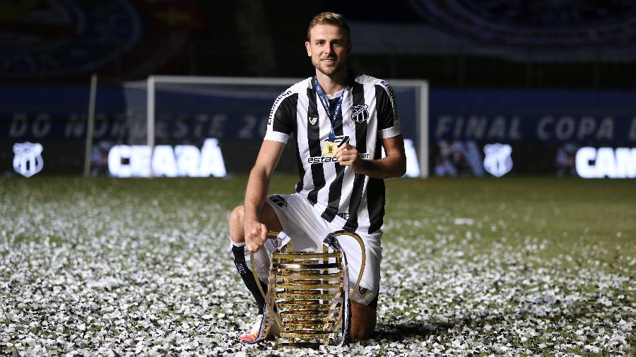 Klaus com o troféu da Copa do Nordeste conquistado pelo Ceará - Divulgação/Assessoria de imprensa do Ceará