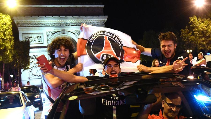 Torcedores do PSG se aglomeram na Champs-Élysées; artigos do clube serão proibidos em Marselha - Bertrand GUAY / AFP