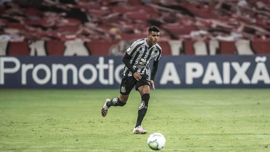 Tailson recebe a bola durante jogo entre Santos e Internacional - Ivan Storti/Santos FC