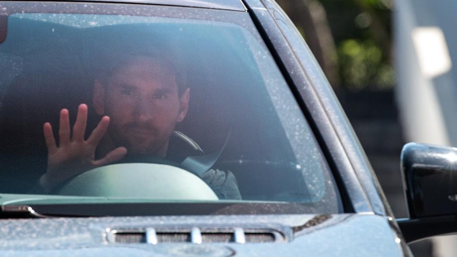 O jogador argentino Lionel Messi chega ao centro de treinamento do Barcelona nesta segunda-feira, para se reapresentar ao clube - STRINGER/AFP