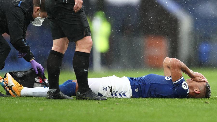 Atacante saiu lesionado de jogo do Everton contra o Brighton & Hove Albion, hoje (3), na Inglaterra - Jan Kruger/Getty Images