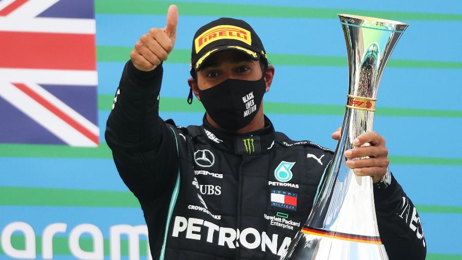 Lewis Hamilton com o troféu de vencedor do GP de Eifel - Pool/Getty Images