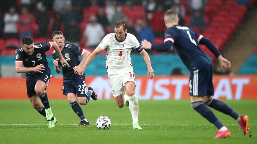 Harry Kane em ação durante a partida entre Inglaterra e Escócia, pela Eurocopa - PA Images via Getty Images