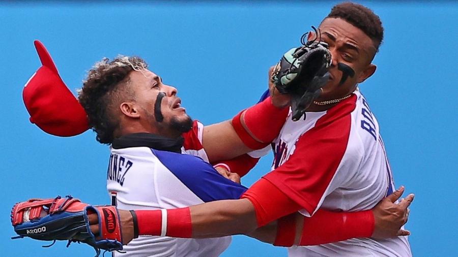 Dominicanos Gustavo Nunez e Julio Rodriguez trombam durante jogo de beisebol - Jorge Silva/Reuters