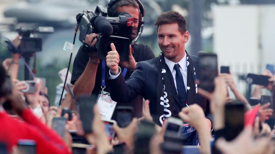 Lionel Messi cumprimenta torcedores do PSG  - REUTERS/Yves Herman