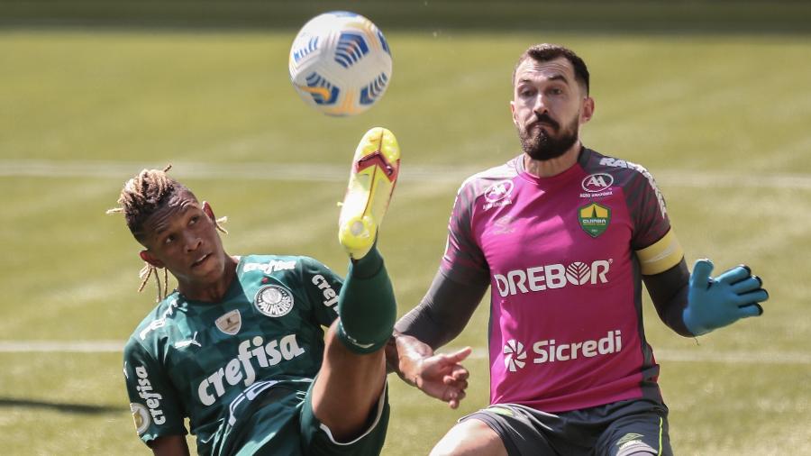Danilo tenta cruzamento na partida entre Palmeiras x Cuiabá pelo Brasileirão - Ettore Chiereguini/AGIF