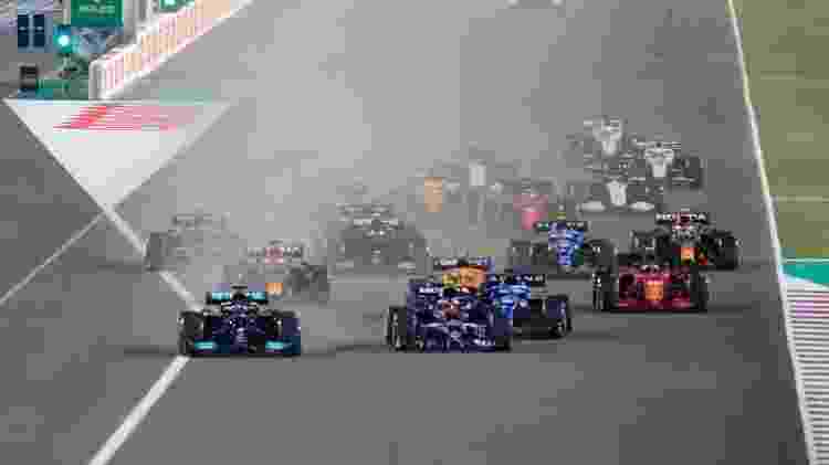 Largada do GP do Qatar teve Hamilton sem ser incomodado e Verstappen atacando por dentro os primeiros colocados - Thaier Al-Sudani/Reuters - Thaier Al-Sudani/Reuters