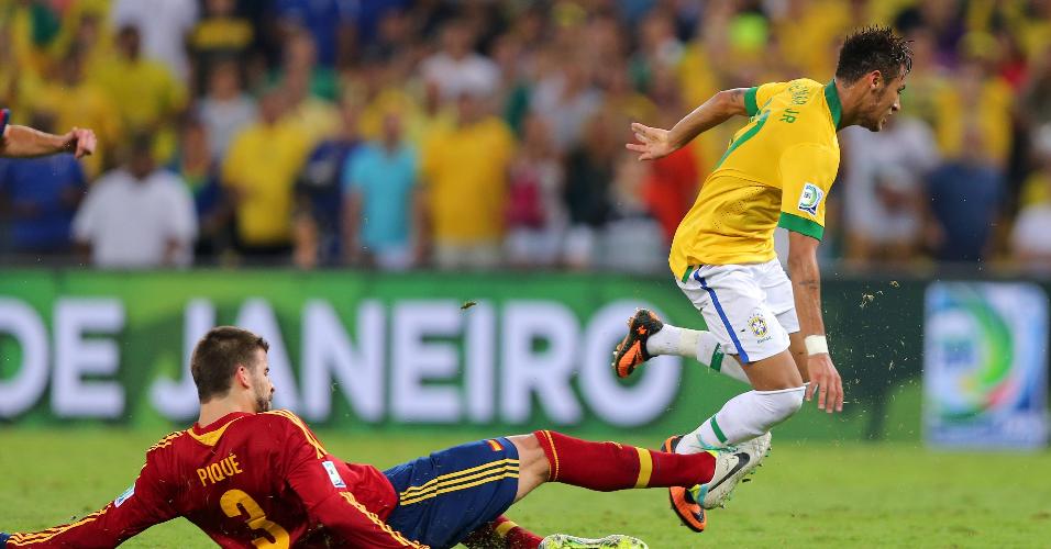 2013 - Neymar sofre falta de Piqué durante a Copa das Confederações