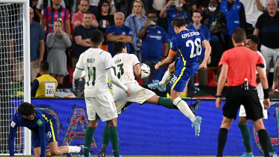 Bola bate no braço de Luan após chute de Azpilicueta durante Chelsea x Palmeiras - Tullio Puglia - FIFA/FIFA via Getty Images