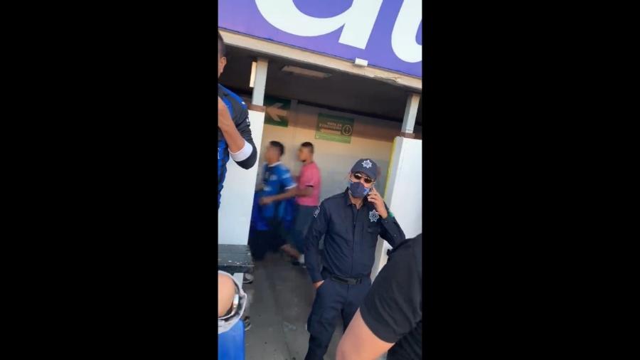 Policial é flagrado ignorando briga entre torcedores no México - Reprodução