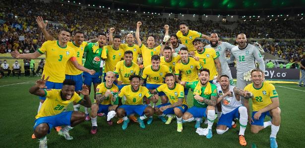 Jogadores da seleção brasileira agradecem aos torcedores no Maracanã após 4 a 0 no Chile