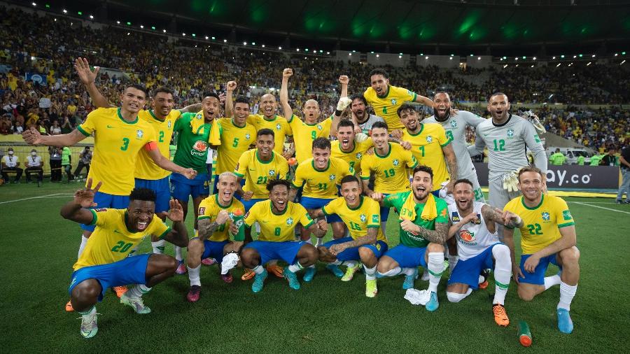 Jogadores da seleção agradecem aos torcedores no Maracanã após 4 a 0 no Chile na quinta-feira (24) - Lucas Figueiredo/CBF