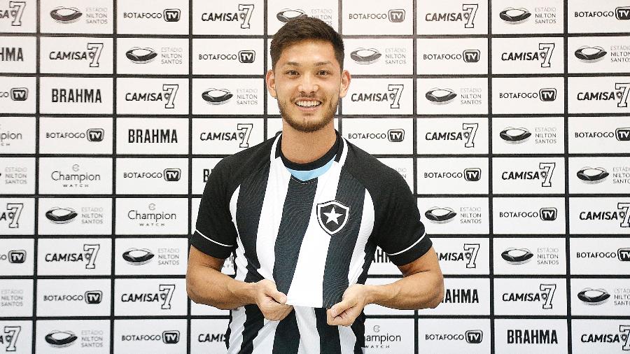 Luis Oyama já foi apresentado com o uniforme provisório do Botafogo, com a camisa "limpa", sem patrocinadores - Vitor Silva / Botafogo