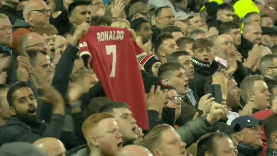 Torcedores do Liverpool prestam homenagem para Cristiano Ronaldo durante jogo contra Manchester United - Reprodução/Twitter