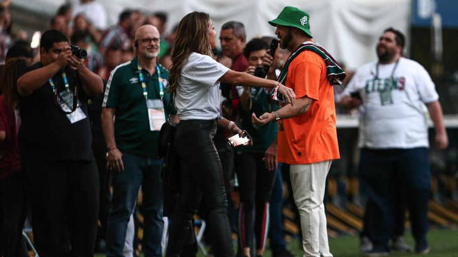 Bárbara Coelho, apresentadora do Esporte Espetacular, canta ao lado de Belo em despedida do Fred - LUCAS MERÇON / FLUMINENSE F.C.