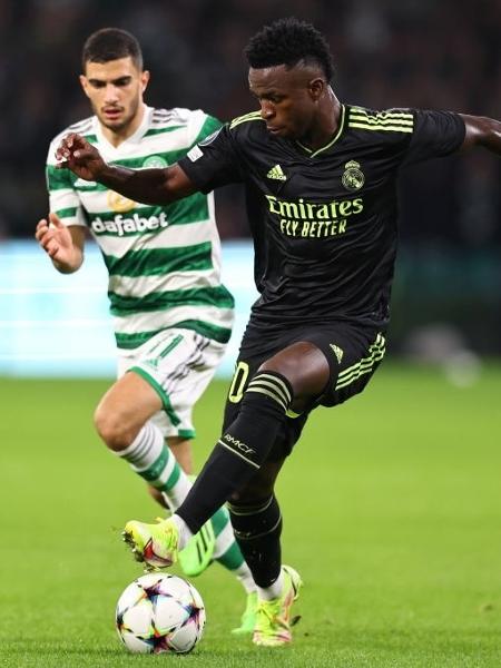 Vinicius Junior, do Real Madrid, disputa lance durante partida contra o Celtic na Liga dos Campeões - Robbie Jay Barratt - AMA/Getty Images