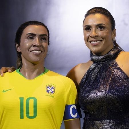 Marta posa ao lado de sua estátua no museu da CBF - Lucas Figueiredo/CBF