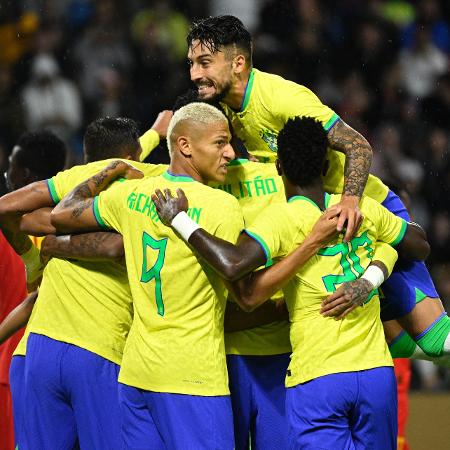 Jogadores da seleção brasileira celebram gol marcado sobre Gana em amistoso - Damien Meyer / AFP