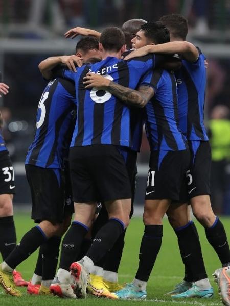 Romelu Lukaku comemora gol com outros jogadores da Inter, em vitória contra o Viktoria Plzen, pela Liga dos Campeões - Emilio Andreoli/Inter via Getty Images