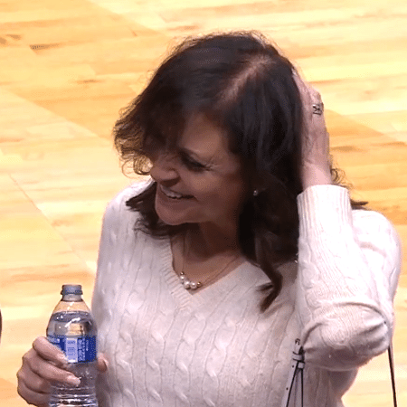 Torcedora sorri após levar bolada na cabeça durante jogo da NBA - Reprodução