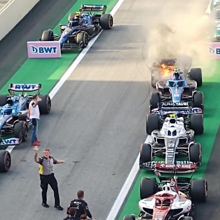 Fórmula 1: Carro de Ocon pega fogo no pit lane - Reprodução/Instagram