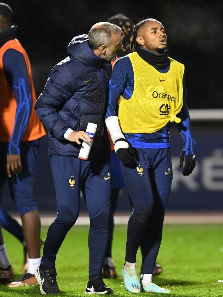 Nkunku leva pancada e deixa treino da França antes da Copa mancando. - Bertrand GUAY / AFP