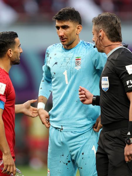 O goleiro Alireza Beiranvand se chocou com seu companheiro de equipe Majid Hosseini e deixou a partida ainda no primeiro tempo. - Clive Brunskill/Getty Images