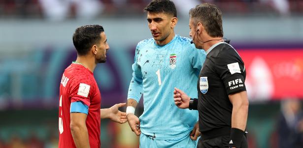 GOLEIRO do IRÃ vai a NOCAUTE e é substituído contra a INGLATERRA