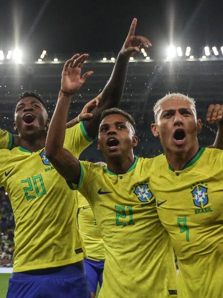 Jogadores da seleção brasileira celebram a vitória contra a Coreia por 4 a 1, no Stadium 974, pelas oitavas de final da Copa do Qatar - Gabriela Biló/Folhapress