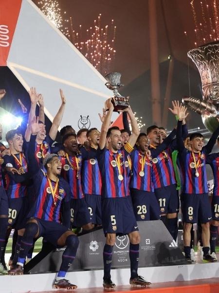 Jogadores do Barcelona celebram título da Supercopa da Espanha sobre o Real Madrid - GIUSEPPE CACACE / AFP