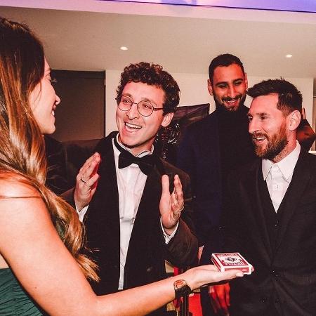 Julius Dein faz mágica com Lionel Messi e a esposa Antonella Rocuzzo - Reprodução/Instagram @juliusdein