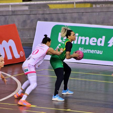 Sassá em ação pelo Santo André nos playoffs da LBF