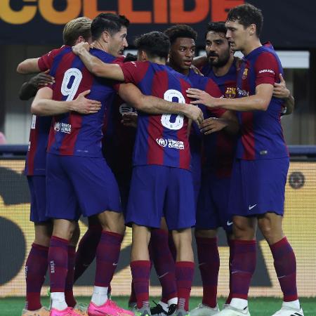 Jogadores do Barça comemoram gol de Dembelé, que abriu o placar contra o Real