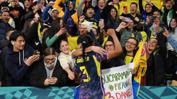 Daniela Arias, da Colômbia, festeja classificação na Copa com torcedores