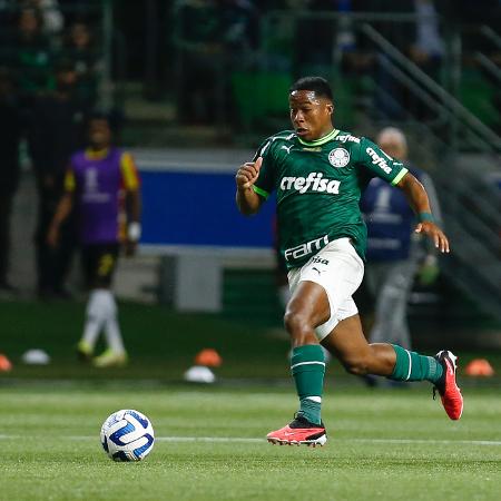 Endrick disputa jogada com Yimmi Congo, do Deportivo Pereira, em jogo válido pela Libertadores 