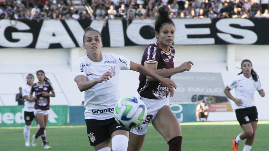 Jogadoras de Corinthians e Ferroviária brigam pela bola em jogo do Brasileirão Feminino