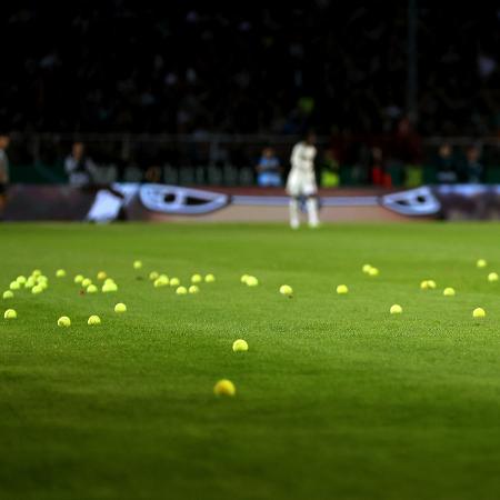 Bolas de tênis atiradas no gramado do Preussenstadion em Preussen Munster x Bayern de Munique