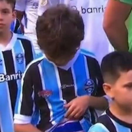 Garoto aproveitou câmera e mostrou uniforme do Fortaleza ao lado de jogadores do Grêmio