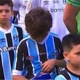 Gremista? Menino surpreende e exibe outra camisa ao lado de jogadores; veja