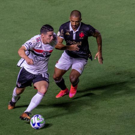 James Rodríguez conduz a bola em jogo entre São Paulo e Vasco, pelo Brasileirão